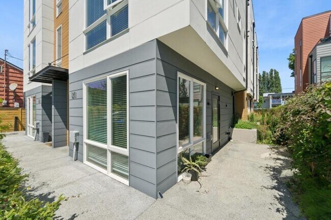 Foto del edificio - 3 bedroom in Seattle WA 98108