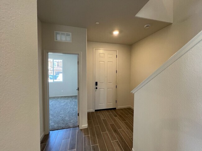 Foto del edificio - 4-bedroom two story plus a bonus loft!