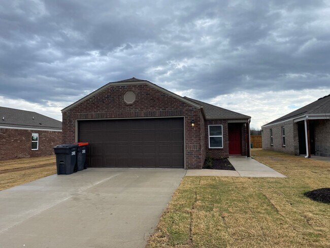 Building Photo - *Pre-leasing* Three Bedroom | Two Bath Hom...