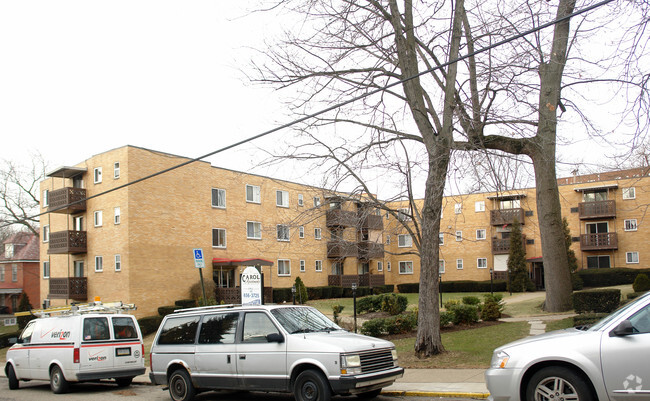 Building Photo - Carol Shamrock Apartments