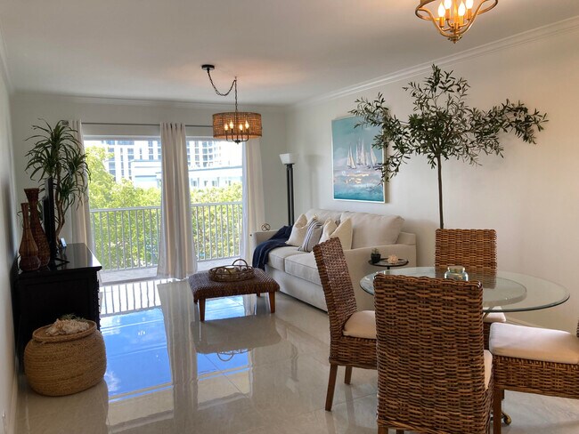 Foto del edificio - 646 Snug Harbor Dr