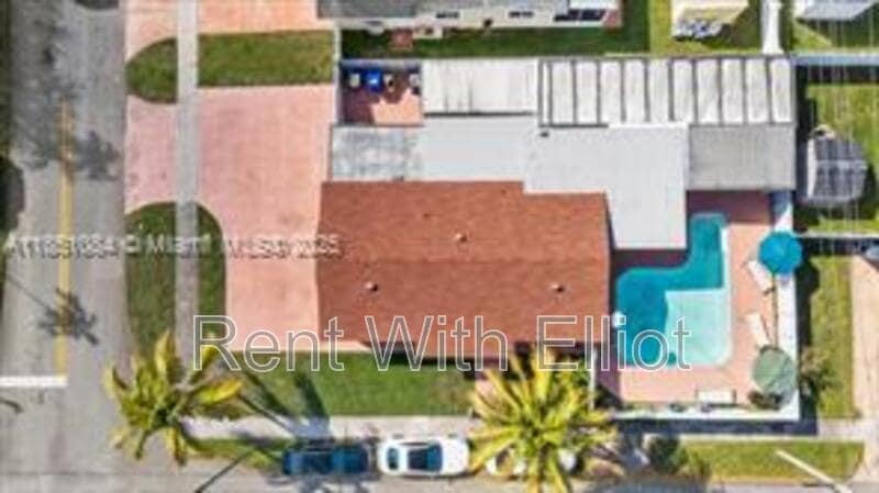 Foto principal - 7601 Simms St