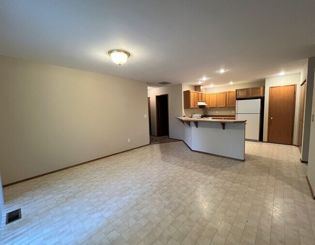 Foto del edificio - Single Story 2 Bdrm Duplex - Near Lake Goo...