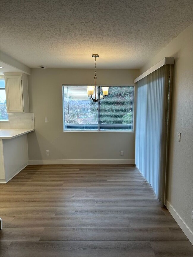 Building Photo - Beautiful 3 + 2 Santa Clarita Condo View