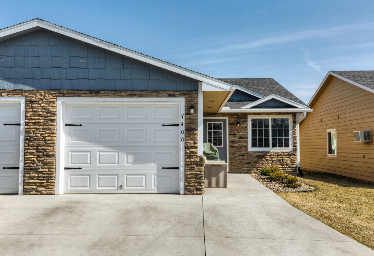 2172 Meadow Ct, Des Moines, IA 50320 Townhome Rentals in Des Moines