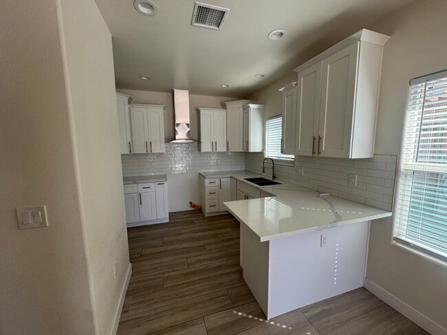 Building Photo - 1410 E Yucca Dr