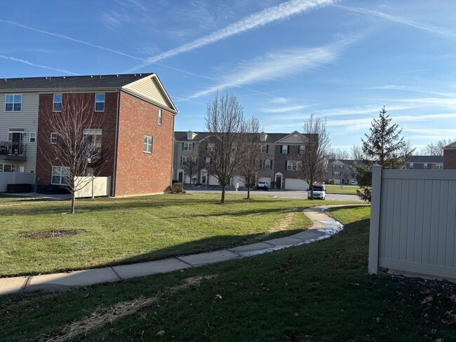 Foto del edificio - Don't miss out on this great 3 bed 3.5 bath townhouse with tons of amenities!