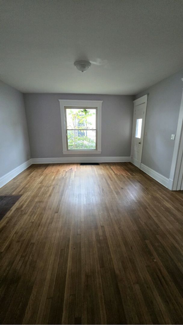 Building Photo - Remodeled 3 Bedroom Home with Modern Ameni...