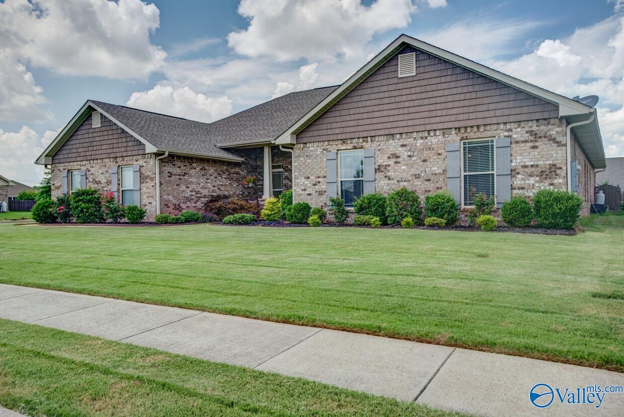 Primary Photo - 200 Brighton Park Way