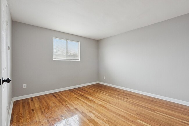 Building Photo - 7108 Oxford Ave