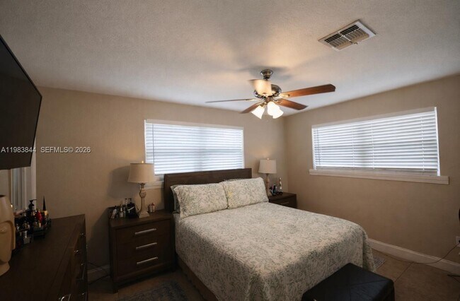 Foto del edificio - 19835 NE 11th Ct