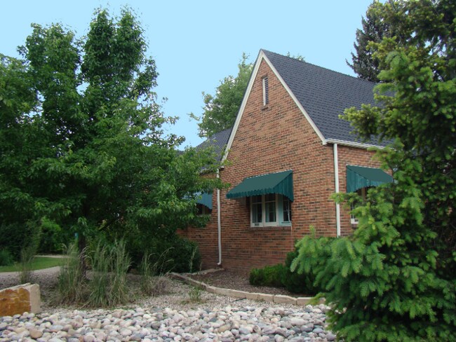 Building Photo - 645 S Whitcomb St