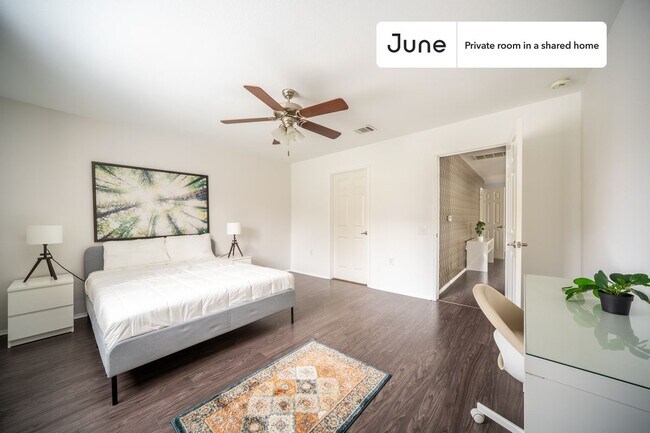 Building Photo - Private bedroom in 4 bed/2.5 bath Home