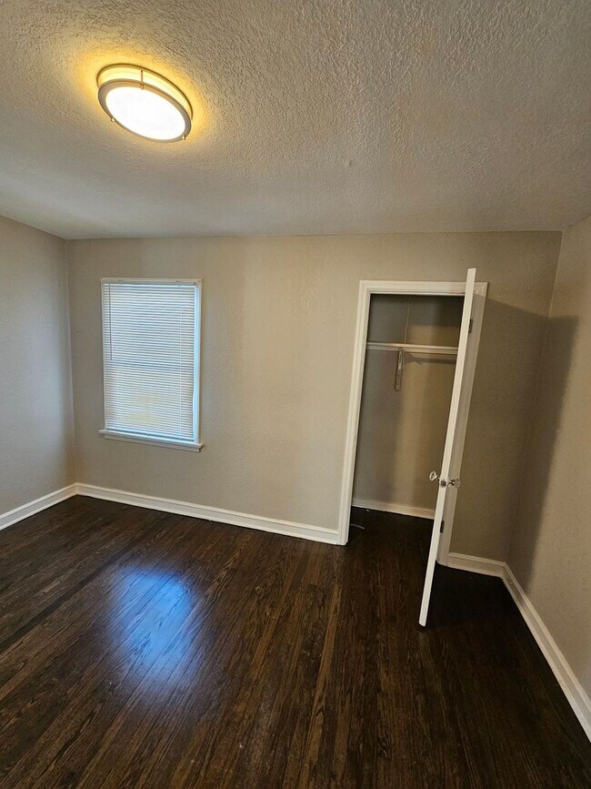 Foto del edificio - 2 Bedroom 1.5 Bath plus 2 dens - Newly ren...