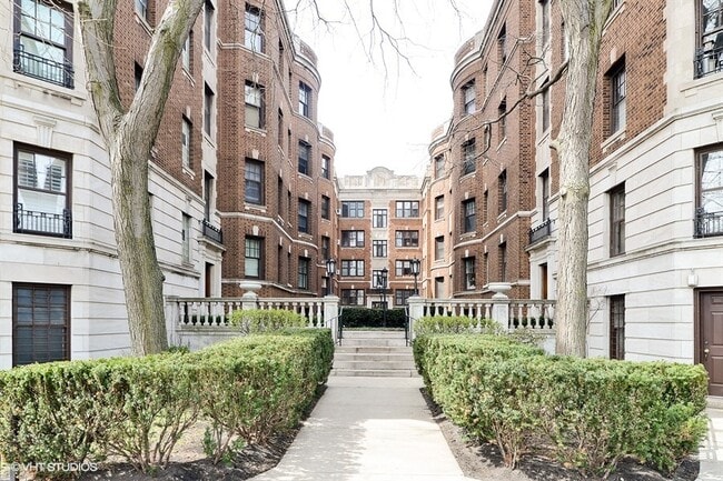 Building Photo - 2330 N Lincoln Park W