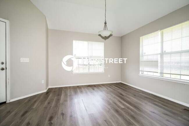 Foto del edificio - 4 Bedroom Pet-Friendly Home in YUKON, OK with Main Street Renewal