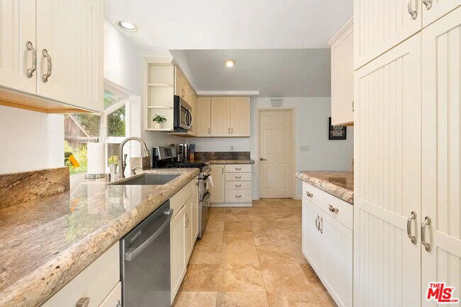 Foto del edificio - 20300 W Oxnard St