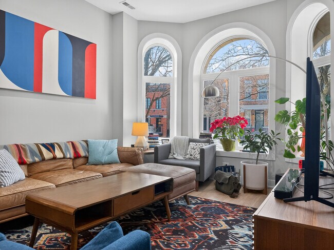 Foto del edificio - 2451 N Albany Ave