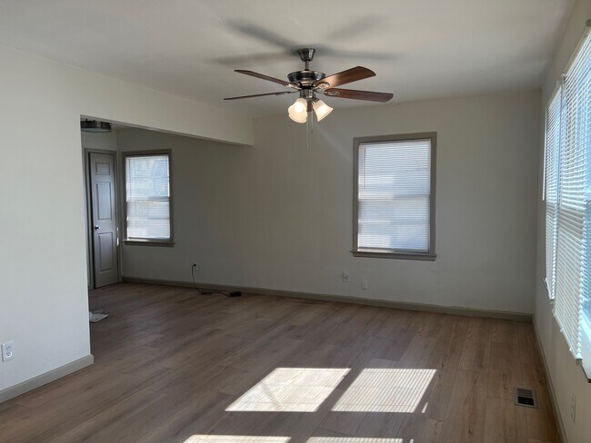 Foto del edificio - 8621 North Ave