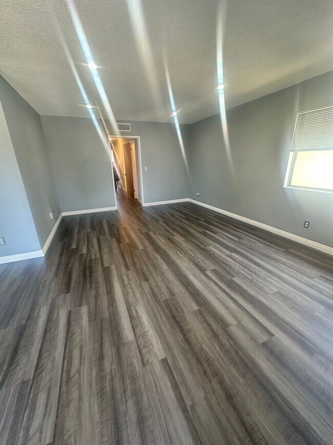 Foto del edificio - Spacious 3-Bed, 2-Bath Condo in Prime Long...