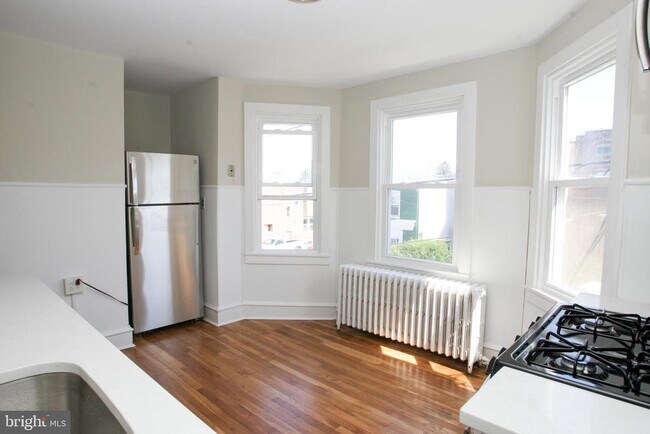 Foto del edificio - 1600 W 10th St