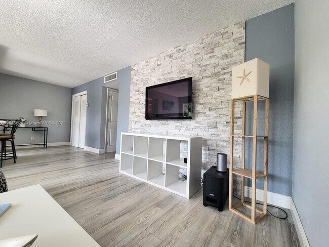 Foto del edificio - 3061 NE 49th St
