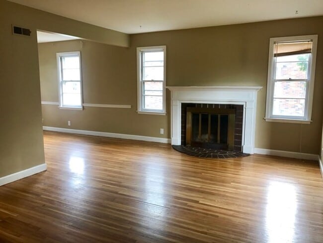 Building Photo - WOODLAND NEIGHBORHOOD - 3 Bedroom Move-In ...
