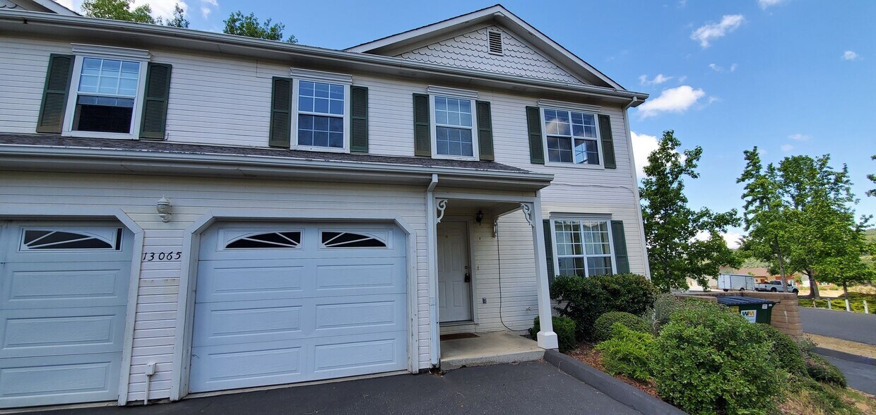 Foto principal - Greenley Oaks Townhome