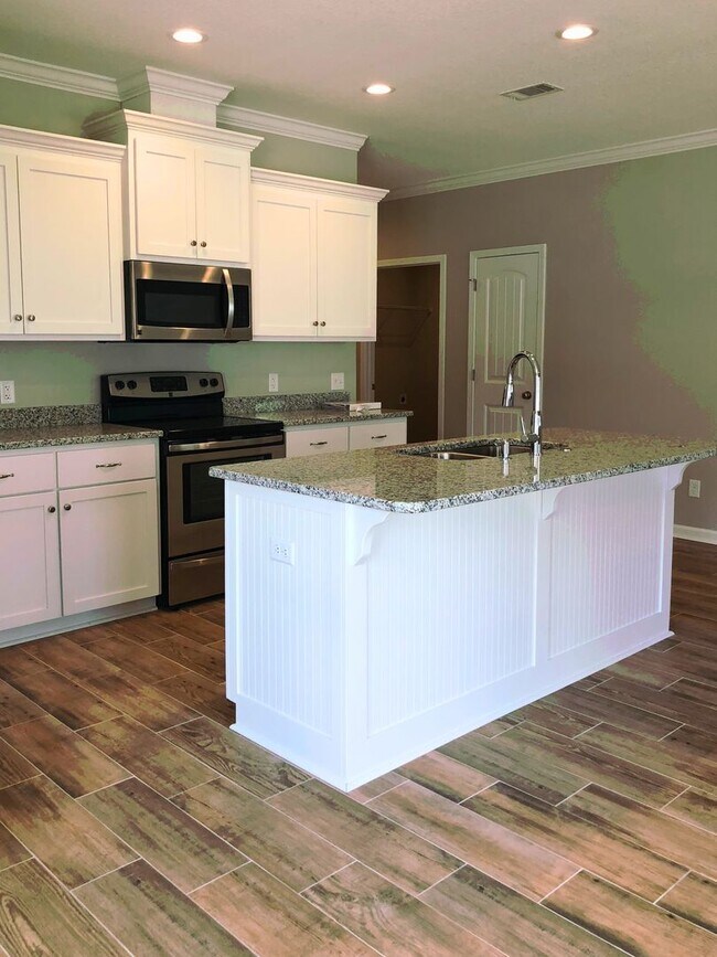 Foto del edificio - 3/2 with landscaping included!