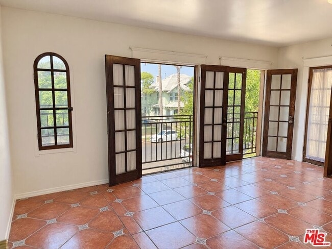 Foto del edificio - 2646 Kenwood Ave