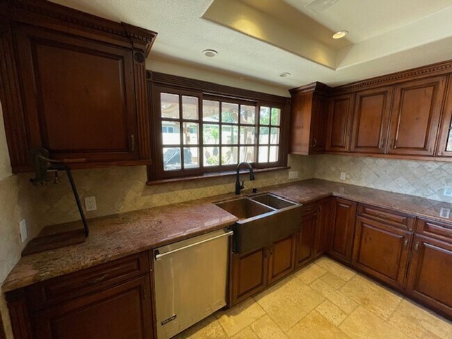 Foto del edificio - Spacious 4 Bedroom Oxnard Home with Custom...