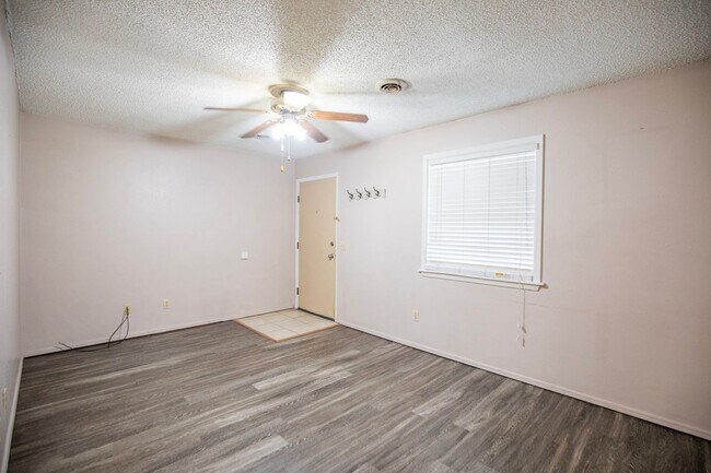 Building Photo - ***405 SE 4th Street***