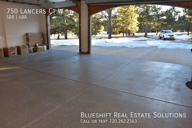 Building Photo - 5 bedroom, 3 1/2 bath ranch style home in ...