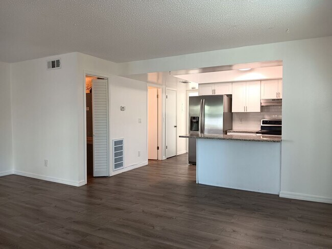 Foto del edificio - Spacious two-bedroom near 4th St N