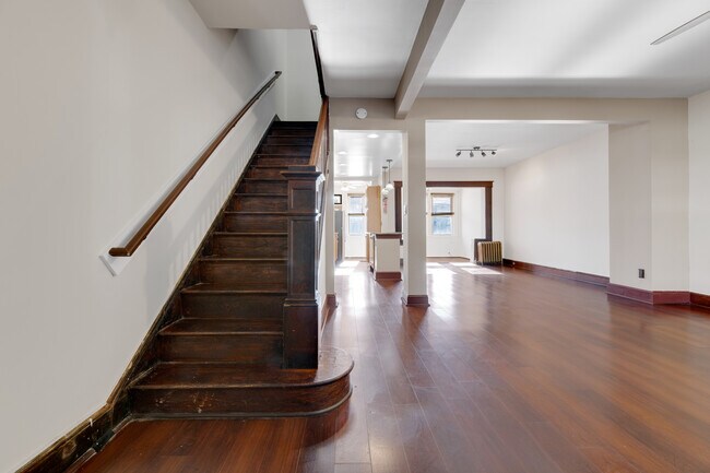 Building Photo - Charming 4 bed 2 bath home!