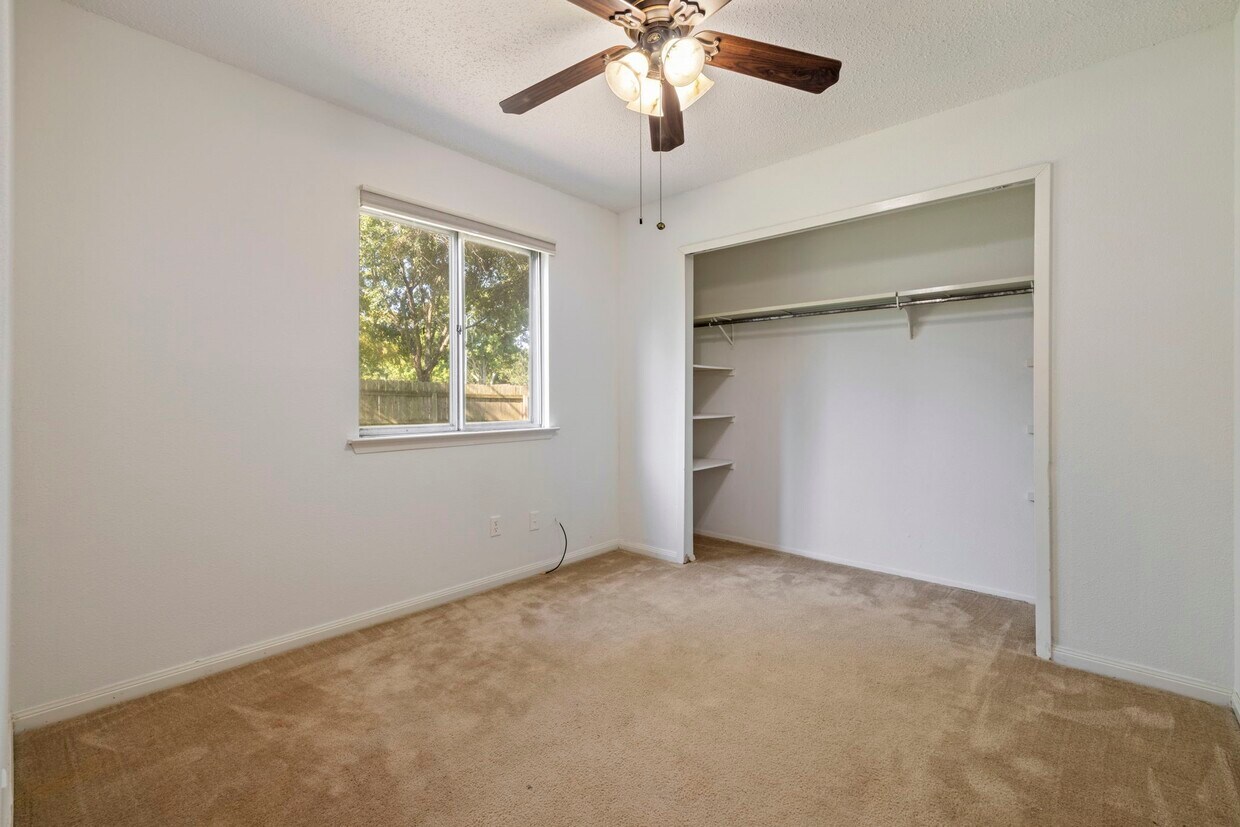 Foto principal - 22727 Smokey Hill Dr