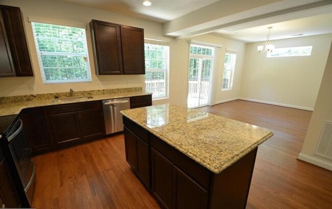 Foto del edificio - 5917 Sneed Dr