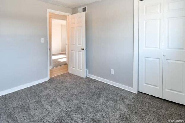 Foto del edificio - 3 Bedroom 2 Bathroom Condo in Lakewood!