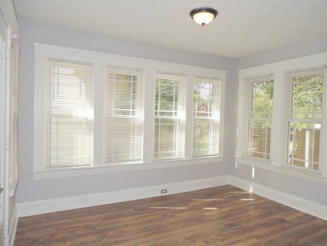 Building Photo - Super Awesome 3 Bedroom 1 Bathroom Colonia...