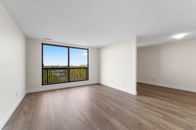 Building Photo - Regal Tower Apartments - Chatham
