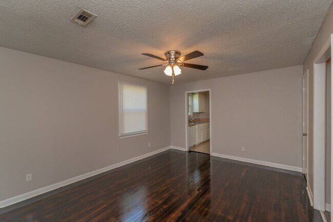 Building Photo - Updated 3 bed/1 bath duplex in South Augus...