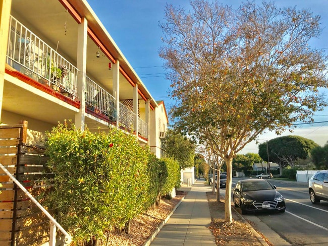 Photo - 2300 Oak St (Santa Monica, CA) Apartment