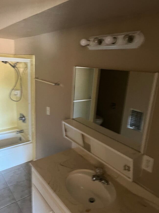 Foto del edificio - 1341 W Avenue J4