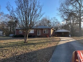 Building Photo - 530 Pinewood Ave