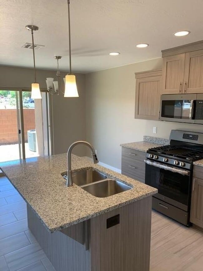 Building Photo - Desert Hills Gem
