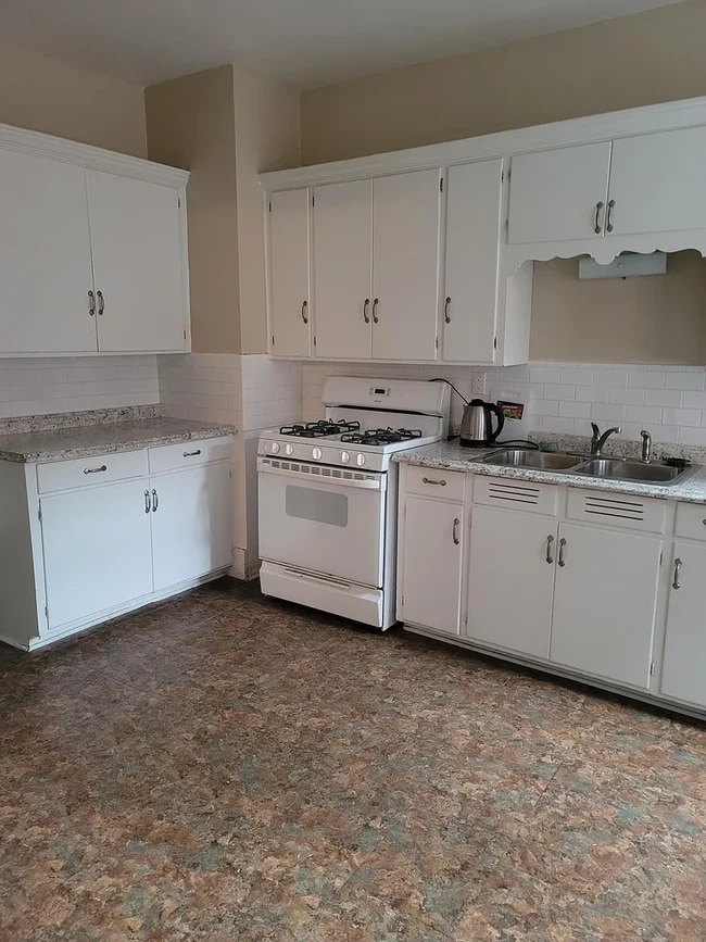 Kitchen - 446 W 7th St