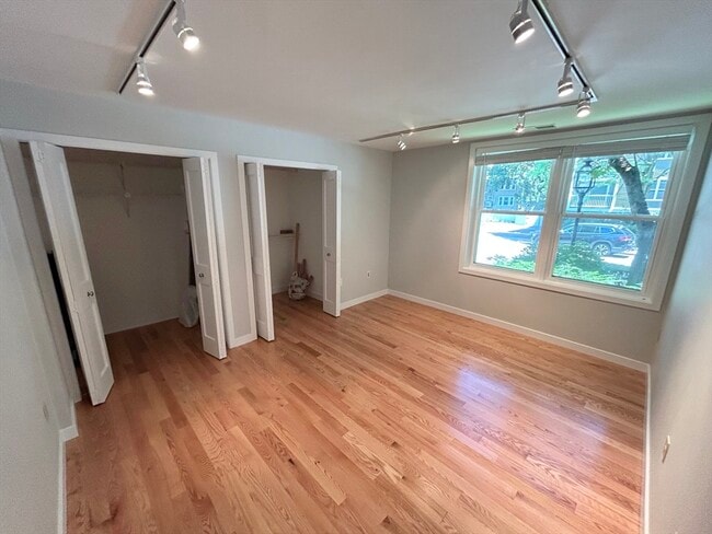 Building Photo - 25 Holly Ln