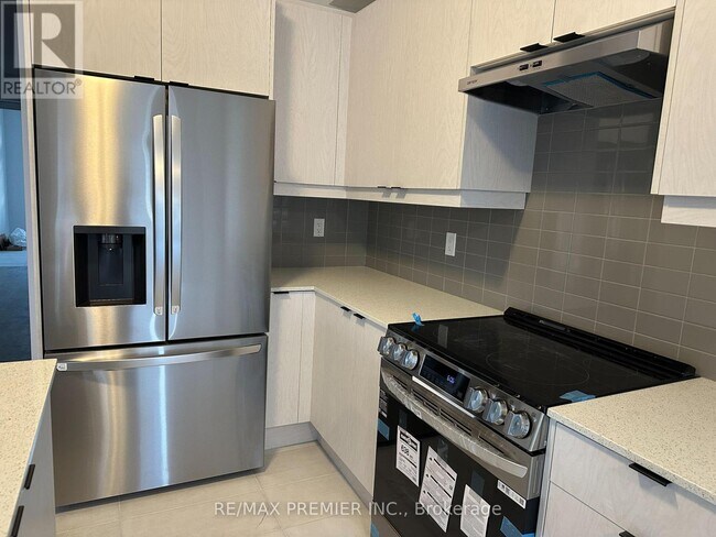 Building Photo - 6 La Reine Ave