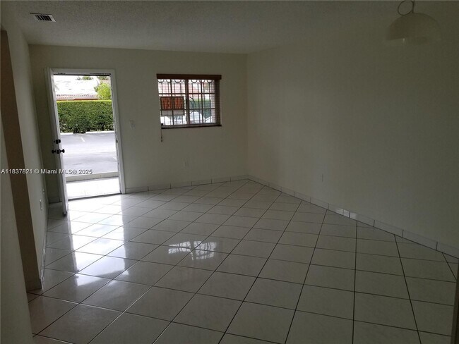 Foto del edificio - 8851 NW 119th St