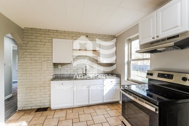 Foto del edificio - 8250 Royal Heights Dr